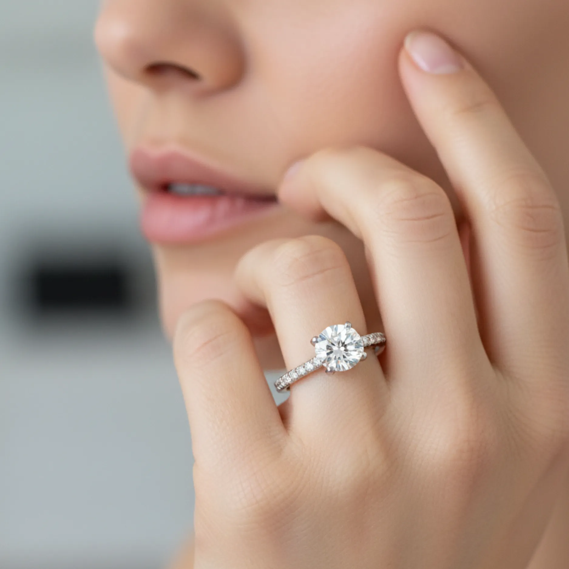 Stunning Round Diamond Engagement Ring